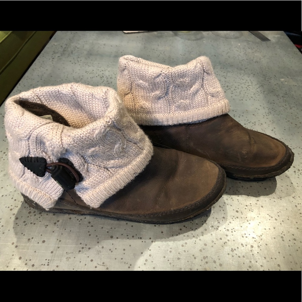 Simple booties with woven sock around ankle